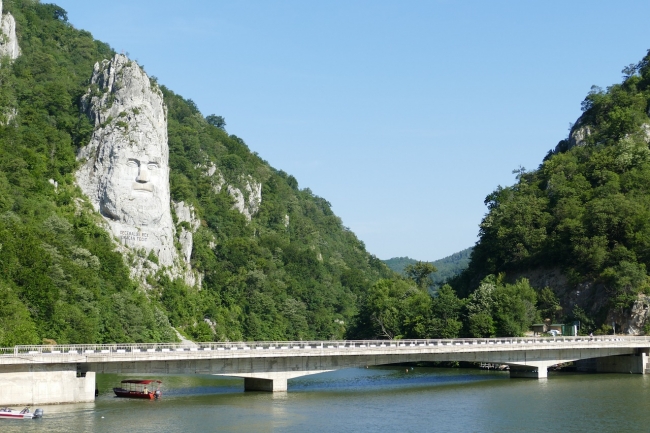CRUCERO NAVEGANDO EL DANUBIO
